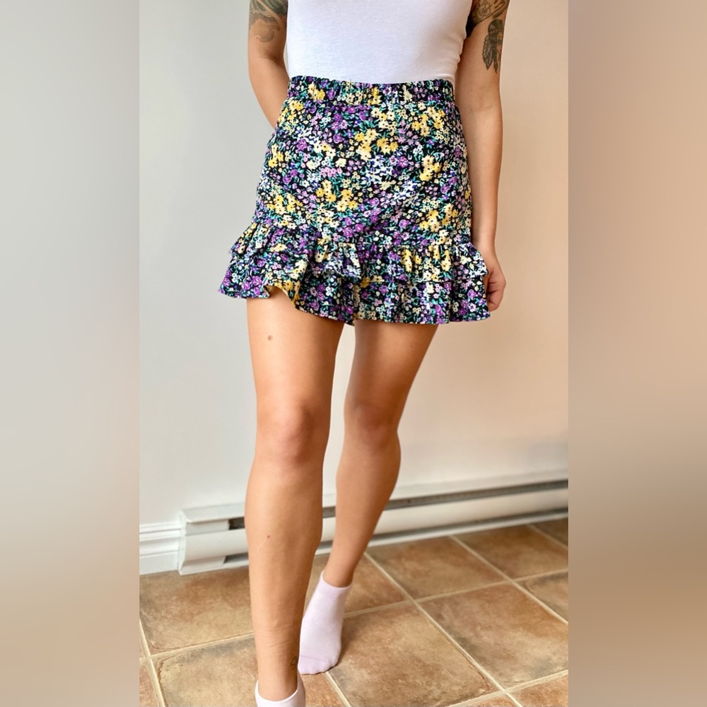 🔮Yellow purple floral print mini skirt ruffled bottom elastic high waist size S